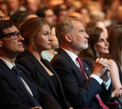Sus Majestades los Reyes y Sus Altezas Reales la Princesa de Asturias y de Girona, y la Infanta Doña Sofía durante la ceremonia de entrega de los Prem